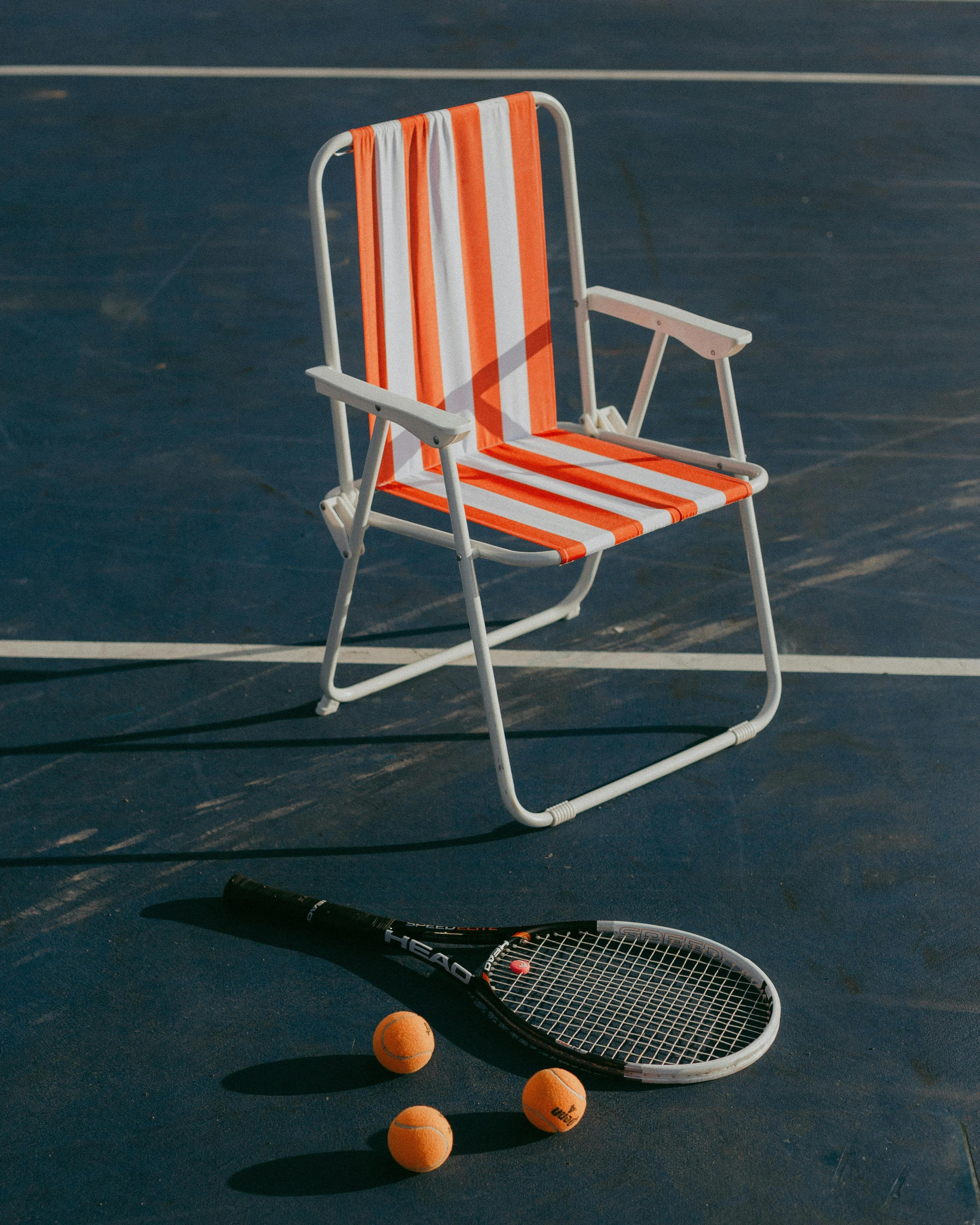 Raquette de tennis + chaise